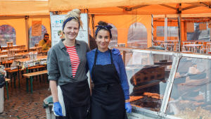 Mikaela Heikiö (till vänster) och Jamina Aro jobbar vid ett gatukök på Salutorget. Porträtt på Mikaela Heikiö och Jamina Aro, som står utanför gatuköket de jobbar på på Salutorget.
