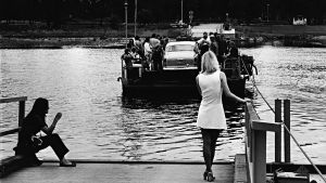 Valkopukuinen nainen odottaa pääsyä lossilla Kirjurinluodon juhliin vuonna 1967. Kirjasta Pori Jazz 50 vuotta – kuvitettu klassikko.