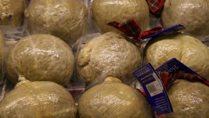 Detta är haggis, en maträtt gjord på fårinälvor. Skeptisk? Vad tycker du om könsroller då? Skottlands nationalrätt haggis