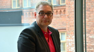 Lindfelt förstår Storbritanniens dilemma gällande kostnaderna men säger att det förstås är jättesynd för studenterna som är de som drabbas av beslutet. Mats Lindfelt