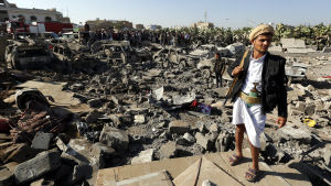 Rebellerna i Jemen anklagar Saudiarabien för omfattande krigsförbrytelser i Jemen som här i huvudstaden Sanaa där ett civilt bostadsområde träffades av en missil Huthirebell står vakt på ett område i Sanaa där Saudiarabien har utfört flygattacker.