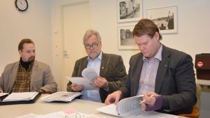 Werner Orre, Mårten Johansson och Jan Gröndahl på dagens presskonferans om stadens byggnadstillsyn. Werner Orre, Mårten Johansson och Jan Gröndahl