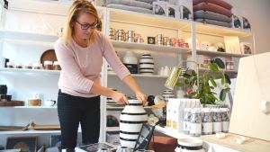Företagare Jutta Suutari-Hoikkala säljer nordisk design i nyöppnade affären Fin form. Företagare Jutta Suutari-Hoikkala i sin butik Fin form i Borgå.