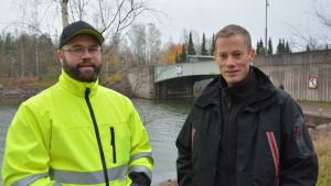 Joonatan Ahlros och Antti Lindfors. Joonas Ahlros i reflexjacka bredvid Antti Lindfors.