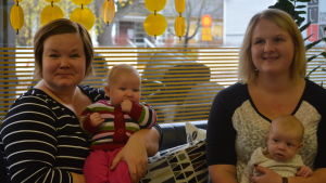 Jenni Saarinen med Fia och Isabella Törnblom med Vidar i famnen. Jenni Saarinen och Isabella Törnblom samt deras småbarn