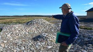 Där är Öjberget! Matts Andersén pekar ut berget i miniatyrmodell av kratern. Matts Andersén pekar ut Öjberget i den miniatyrmodell av kraternedslaget på Söderfjärden.