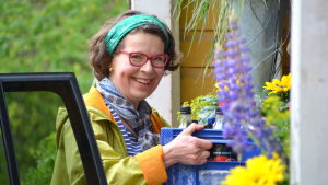 Irina Hoyer-Viitala njuter av sitt jobb. Irina Hoyer-Viitala i Emsalö Byaboden.