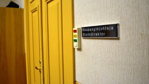 Stadsdirektörens dörr är låst och rummet tomt. Efter att Marlene Svens sa upp sig saknar Kaskö stadsdirektör.