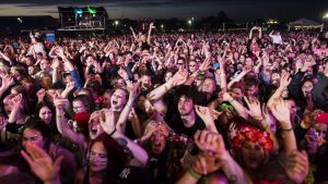 Årets Ruisrock har dragit en enorm publik. På bilden publikhavet under Lily Allens spelning. Publikhav under Lily Allens spelning på Ruisrock.