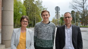 Anna-Lena Berglund, Jesper Björklund, Jonas Waller. Utbildare i företagsekonomi Anna-Lena Berglund, tradenomstuderande Jesper Björklund och enhetschef för Novia i Vasa Jonas Waller.