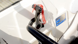 Spaken som sparar pengar. Genom att dra tillbaka gasreglaget och lyfta motorn en aning med knappen "up" då båten planar kan du spara tiotals euro per resa. Gasreglage på en Buster XLe.