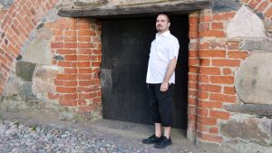 Den stängda dörren och vaktmästare Björn Ståhl. vaktmästaren vid borgå kyrkliga samfällighet - björn ståhl - vid klockstapeln till borgå domkyrka