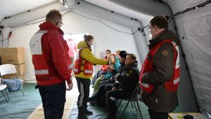 Röda Korset tog hand om de evakuerade. Röda Korsets personal tog hand om de evakuerade under sjöräddningsövningen ute på Replot.