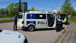 Bara i Åbo utförde polisen tusen blåstest under den intensifierade övervakningens första sex timmar och två rattfulla åkte då fast. Båda var män och hade enligt polisen över en promille alkohol i blodet. Polisbil och poliser.