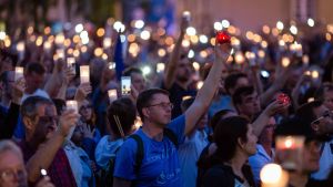 Demonstranter med gravljus utanför Högsta domstolen i Warszawa på lördag kväll. Demonstranter med gravljus utanför Högsta domstolen i Warszawa på lördag kväll 21.7.2017