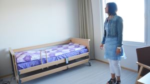 Rummen är enkelt inredda för kunderna att sätta sin egen personliga prägel på stället. Gisela Sjöblom i ett av rummen på nya vårdhemmet.