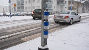 En Välkky-stolpe meddelar för bilisterna då det finns en fotgängare i närheten. Den här stolpen står på Alexandersgatan i Borgå.