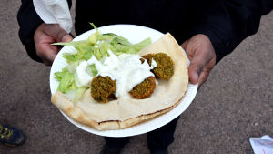 Matkulturen är ett viktigt inslag på festivalen Världen i byn. Falafeltallrik på Världen i byn.