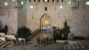En kvinnlig israelisk polis och tre palestinier dödades i attacken vid Damaskus porten i Gamla staden i Jerusalem