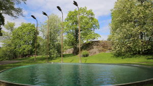 President Kekkonens monument lämnar mycket rum för tolkning. Monumentet avtäcktes på presidentens 100-årsdag år 2000. Urho Kekkosen muistomerkki