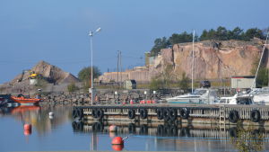 Regatta Resorts får börja bygga bostäder på Drottningberg då bygget på Fabriksudden säkert blir av. Drottningberg i Hangö