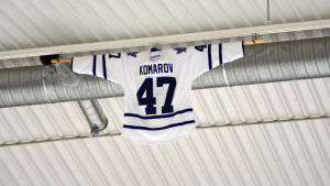 Leos tröja hänger i taket i hallen. Leo Komarovs tröja hänger i taket på Komarov Arena.