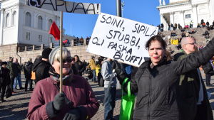Vuokko och Marita menar att regeringen kan ta av de rika istället. Vuokko och Marita frågar regeringen hur det är tänkt att de ska överleva på sin skrala inkomst.