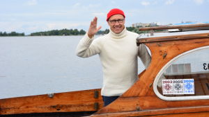 Erkki Laakso från Visit Vasa körde putt-putt båt i videon. Erkki Laakso på en båt vid Inre hamnen i Vasa