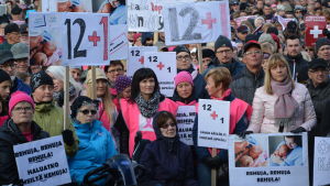 Vasa torg hösten 2016. Då demonstrerade tusentals österbottningar för omfattande jour vid Vasa centralsjukhus. Den politiska striden pågår fortfarande. Manifestationen för VCS på Vasa torg.