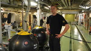 Sergeant Joni Jyllinmaa visar upp övningsminor. Sergeant Joni Jyllinmaa förevisar övningsminor på minfartyget Hämeenmaa.