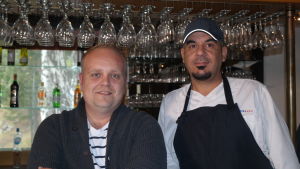 Tommy Gråhn har bara gott att säga om sina asylsökande arbetstagare. Här är han tillsammans med Anwar Okab Dulaimi Tommy Gråhn och Anwer Okab Dulami