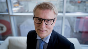Miljöminister Kimmo Tiilikainen (C) kallade uppgörelsen om utsläppshandeln en viktig signal till klimatmötet i Bonn. Keskustan poliitikko, kansanedustaja ja ministeri Kimmo Tiilikainen, Yle Pasila, 13.4.2017.