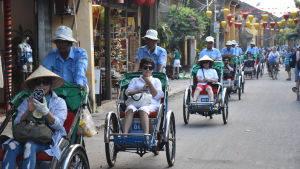 Mer och mer turister strömmar till Vietnam i synnerhet från andra asiatiska länder. En sydkoreansk grupp cyklas omkring i den historiska handelsstaden Hoi An. Mer och mer turister strömmar till Vietnam i synnerhet från andra asiatiska länder. En sydkoreansk grupp cyklas omkring i den historiska handelsstaden Hoi An.
