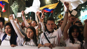 Hundratals colombianer marscherade för fred i huvudstaden Bogotá den 5 oktober 2016. Fredsprocessen i Colombia var en av vinnarfavoriterna inför Nobels fredspris, men folket röstade med knapp majoritet emot fredsavtalet. Hundratals colombianer marscherade för fred i huvudstaden Bogotá den 5 oktober 2016.