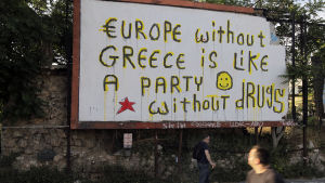 En graffitimålning i Aten där det sägs att ett Europa utan Grekland är som en fest utan droger. Graffitimålning i Aten.