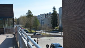 Många invånare i Kråkkärret är nöjda med sitt bostadsområde, visar undersökningar. Höghus och parkerade bilar i Kråkkärret i Åbo.