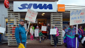 Stödet för närbutiken i Valkom var stort för snart ett år sedan. Kesko lade sedermera ner butiken. Demonstration mot stängningen av butiken i Valkom i Lovisa