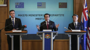 Trafikministrarna Darren Chester (Australien), Liow Tiong Lai (Malaysia) och Yang Chuantang håller presskonferens efter sitt möte i Putrajaya 22.7.2016 Trafikministrarna Darren Chester (Australien), Liow Tiong Lai (Malaysia) och Yang Chuantang håller presskonferens efter sitt möte i Putrajaya 22.7.2016