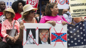 Demonstration utanför Trumps hotellprojekt i Washington DC i juli 2016 efter Trumps uttalanden om mexikanska invandrare. Demonstration utanför Trumps hotellprojekt i Washington DC i juli 2016 efter Trumps uttalanden om mexikanska invandrare.