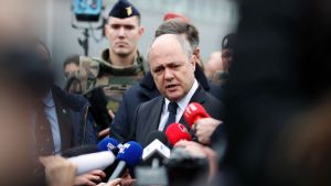 Frankrikes inrikesminister Bruno Le Roix talar med journalister efter att en misstänkt attentatsman sköts ihjäl på Orly-flygplatsen 18.3.3017 Frankrikes inrikesminister Bruno Le Roix talar med journalister efter att en misstänkt attentatsman sköts ihjäl på Orly-flygplatsen 18.3.3017