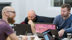 Hack4FI-tapahtuma Aalto-yliopistolla vuonna 2016, osallistujia tietokoneiden kanssa