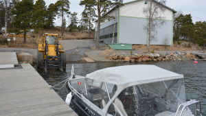 Vid marinan på Söljeholmen på Kimitoön har redan ett tjugotal båtar sjösatts. i Båt som just har sjösatts.