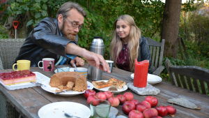 Trädgården är familjen Skogs vardagsrum från april till oktober. Frank och Linnea Skog i Söderveckoski i Borgå.