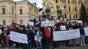 Stora demonstrationer 2016 i hjärtat av Helsingfors. Asylsökande drog ut på gatorna. Asylsökande demonstrerade mot Finlands flyktingpolitik i Helsingfors den 3 december 2016.