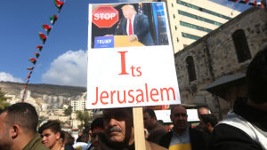 Stoppa Trump, det är Jerusalem, står det på ett plakat vid en demonstration som palestinska aktivister höll i staden Nablus på Västbankem i torsdags Stoppa Trump, det är Jerusalem, står det på ett plakat vid en demonstration som palestinska aktivister höll i staden Nablus på Västbankem i torsdags