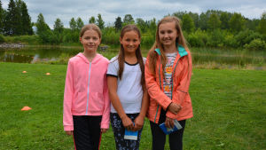 Evelina Björkgren, Moah Kronholm och Amanda Nyholm simeleverna evelina björkgren, moah kronholm och amanda nyholm står på gräset framför toby simgrop