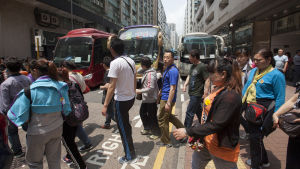 Välbeställda kineser på shoppingresa i Hongkong Kineser från medelklassen på shoppingtur i Hongkong
