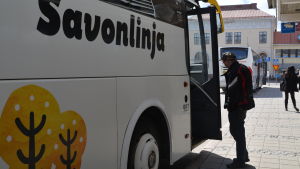 Det går allt färre bussar från Borgå till Lovisa. Savonlinjas buss på busstationen i Borgå