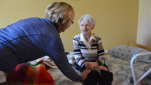 Både kost- och städchef Birgitta Parikka och Elsmaj Hjort på Almahemmet tycker att god mat är viktigt. Birgitta Parikka och Elsmaj Hjort