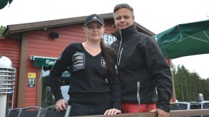 Fredrik Kevin sköter servicen i Predium tillsammans med Lotta Snabb. Lotta Snabb och Fredrik Kevin i Predium.